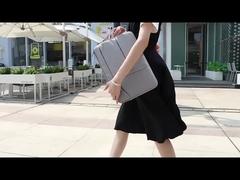 el ordenador portátil lleva el bolso